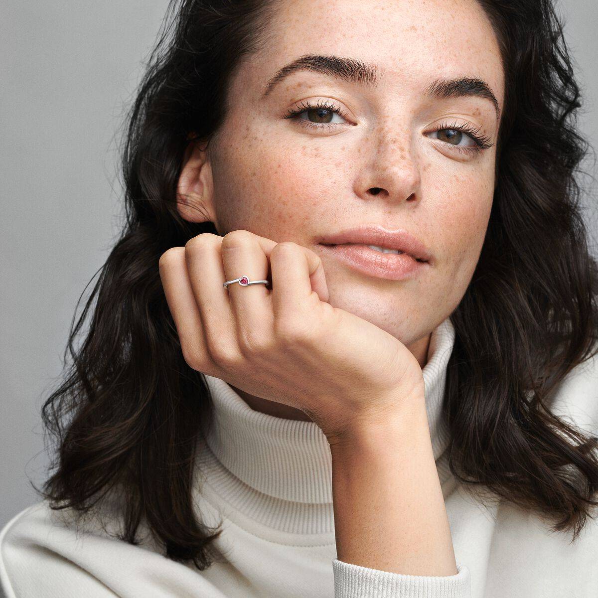 Anillo Pandora Corazón Solitario Rojo Inclinado 199267C01 - Imagen 5