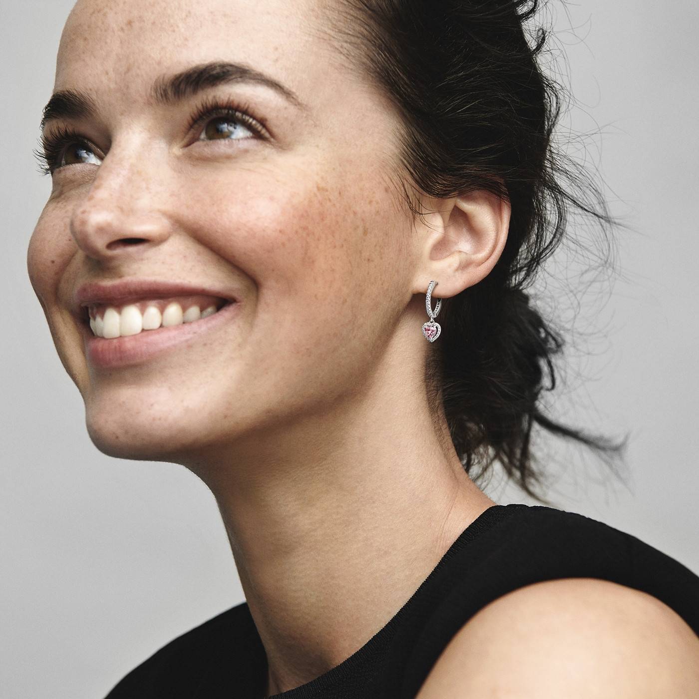 Pendientes de Aro Pandora Corazón Halo Brillante 291445C01 - Imagen 4