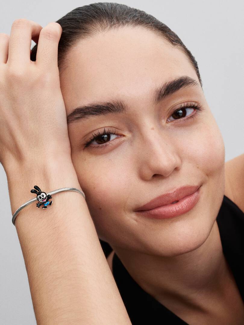 Charm Disney Oswald en Plata de Ley con Esmalte Rojo, Azul y Negro Brillante 794021C01 - Imagen 6