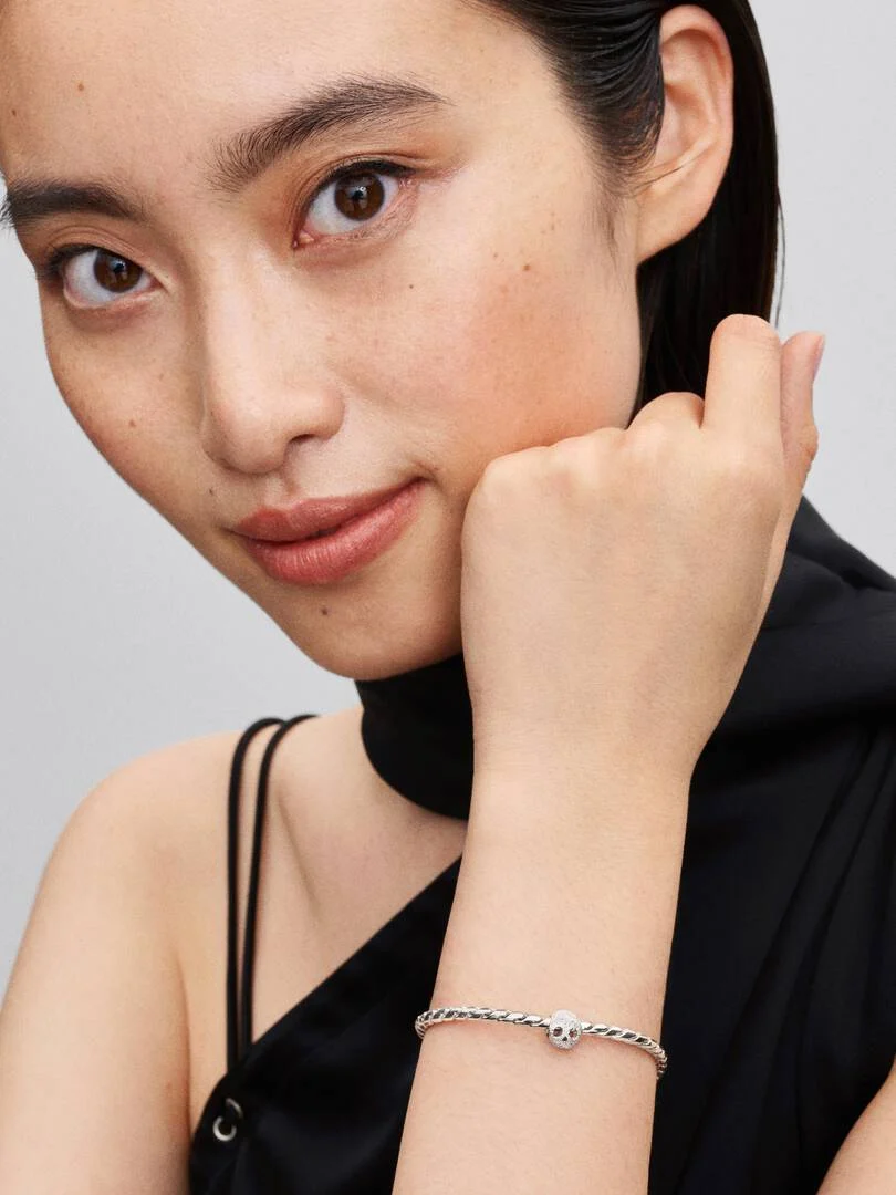 Mini Charm Pandora de calavera texturizada en plata de ley 794040C00 - Imagen 6