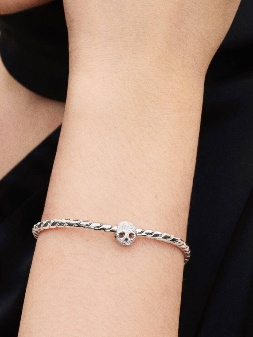 Mini Charm Pandora de calavera texturizada en plata de ley 794040C00 - Imagen 5