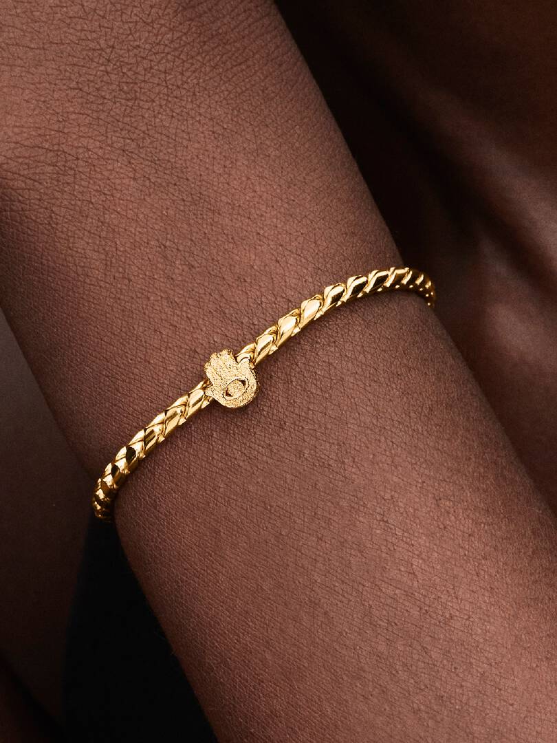 Mini Charm de Mano de Fátima Texturizada Chapado en Oro de 14k - Ref: 764042C00 - Imagen 3