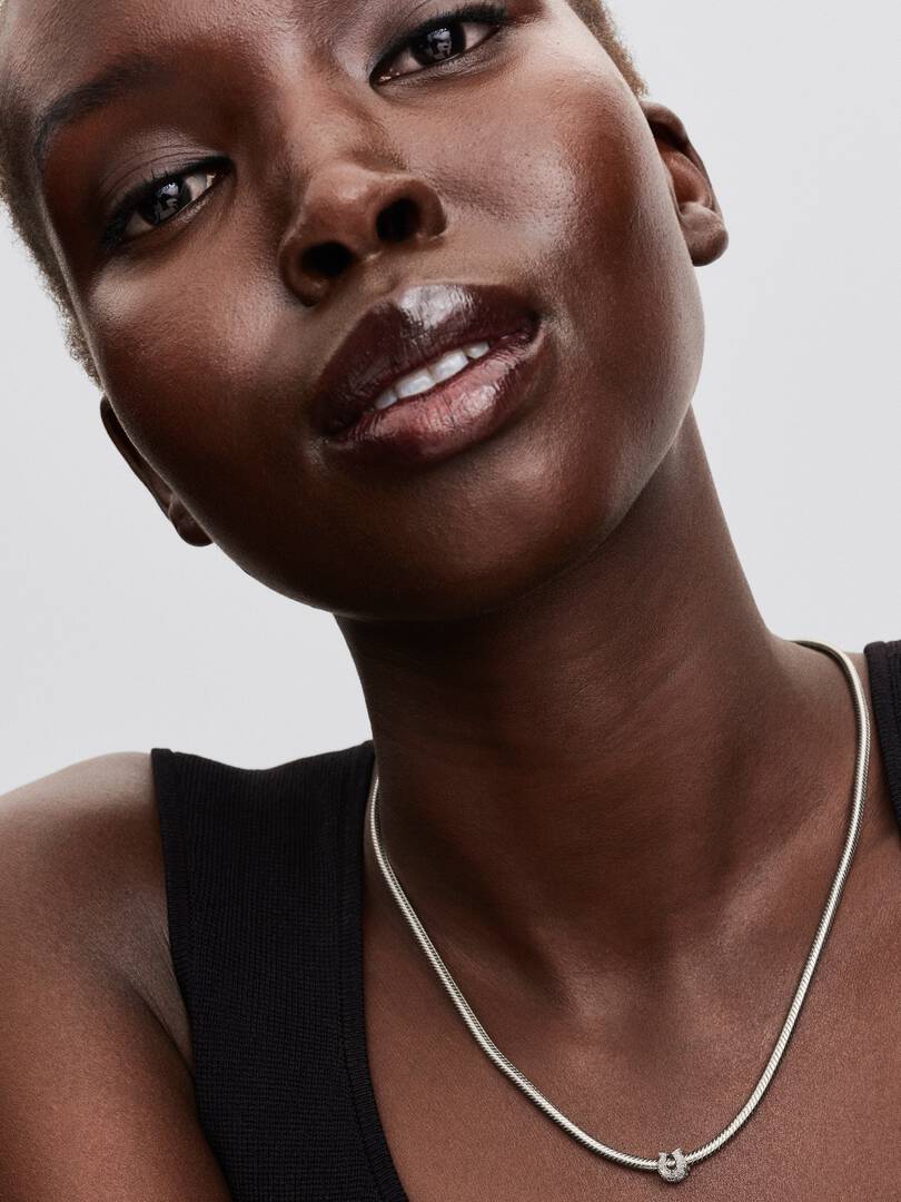 Mini Charm Pandora de Herradura Texturizada en Plata de Ley 794056C00 - Imagen 6