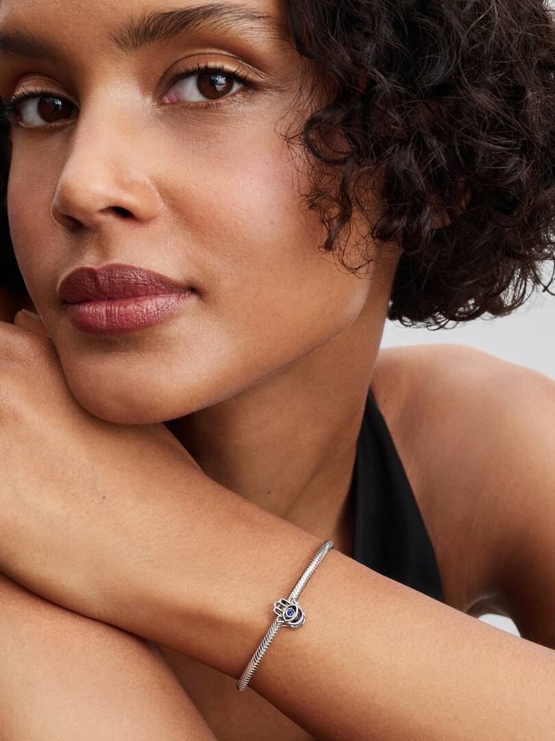 Charm Pandora Mano de Fátima en Plata de Ley con Cristal Azul Estelar 794062C01 - Imagen 5