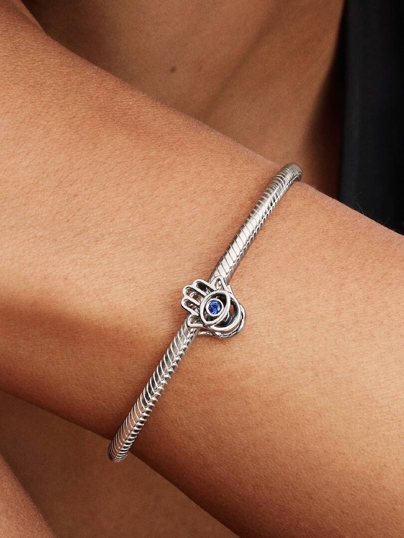 Charm Pandora Mano de Fátima en Plata de Ley con Cristal Azul Estelar 794062C01 - Imagen 4