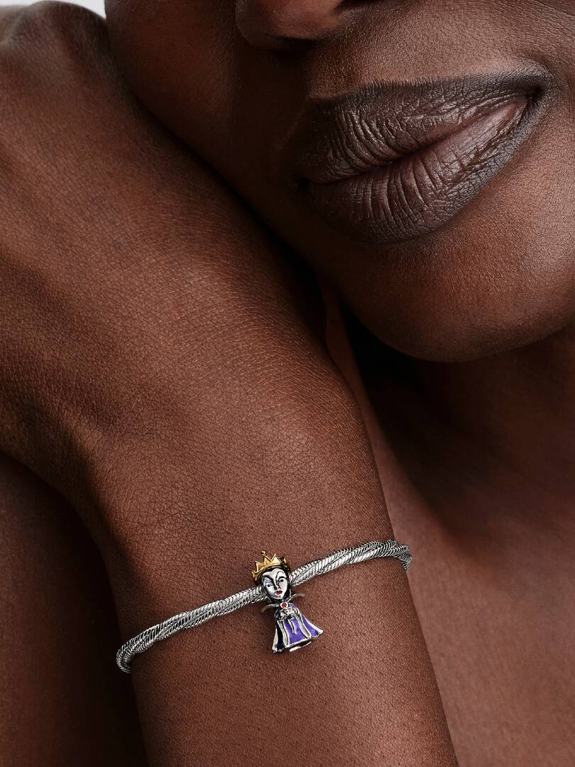 Charm Pandora Reina Malvada de Villanos de Disney plata y oro 14k 764380C01 - Imagen 4